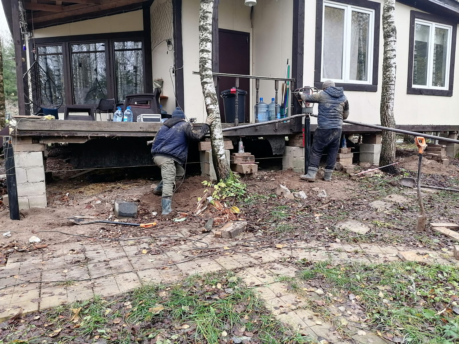 Заменили фундамент модульного дома размером 11х11м на винтовые сваи и двутавровые балки, фото До и После