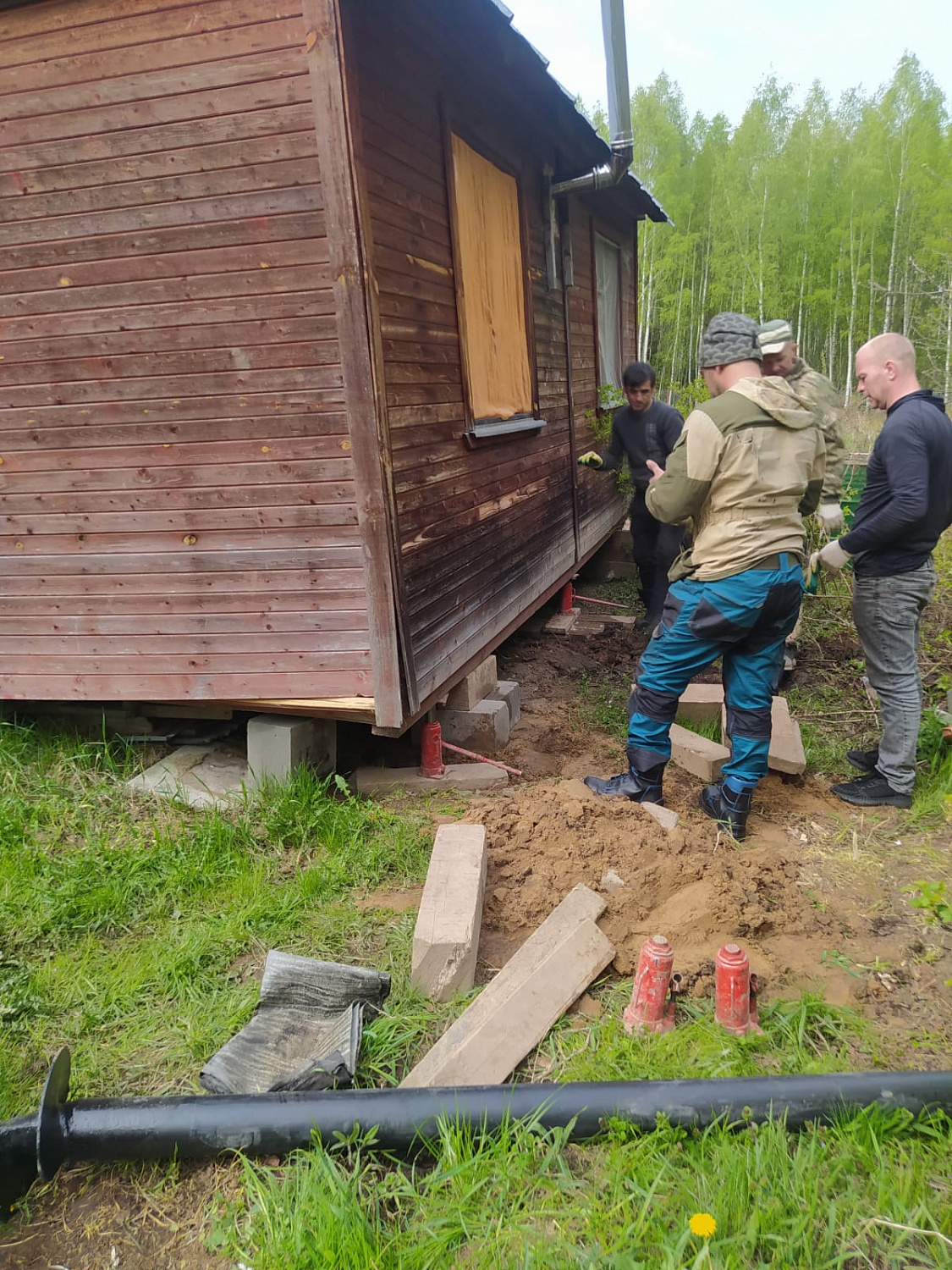 Подняли дом 4х6м с бетоных блоков на сваи